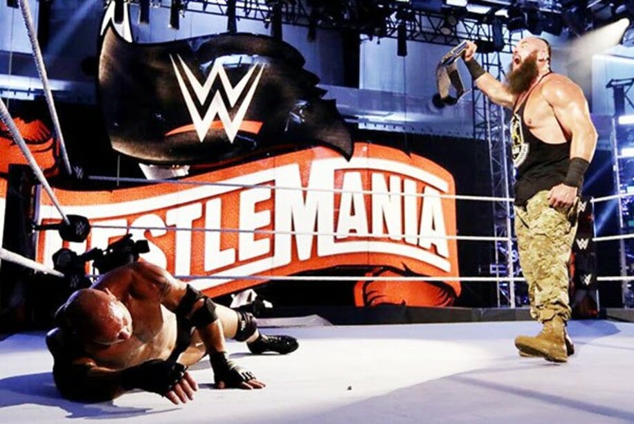  ブラウン・ストローマンはゴールドバーグ（下）からユニバーサル王座を奪取（Ｃ）2020 WWE, Inc. All Rights Reserved.