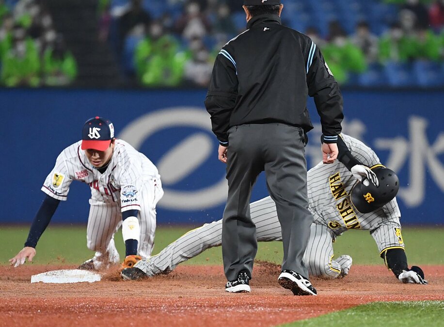  阪神・大山(右)は、３回に二塁に滑り込んだ際にアクシデントが…（東スポWeb）