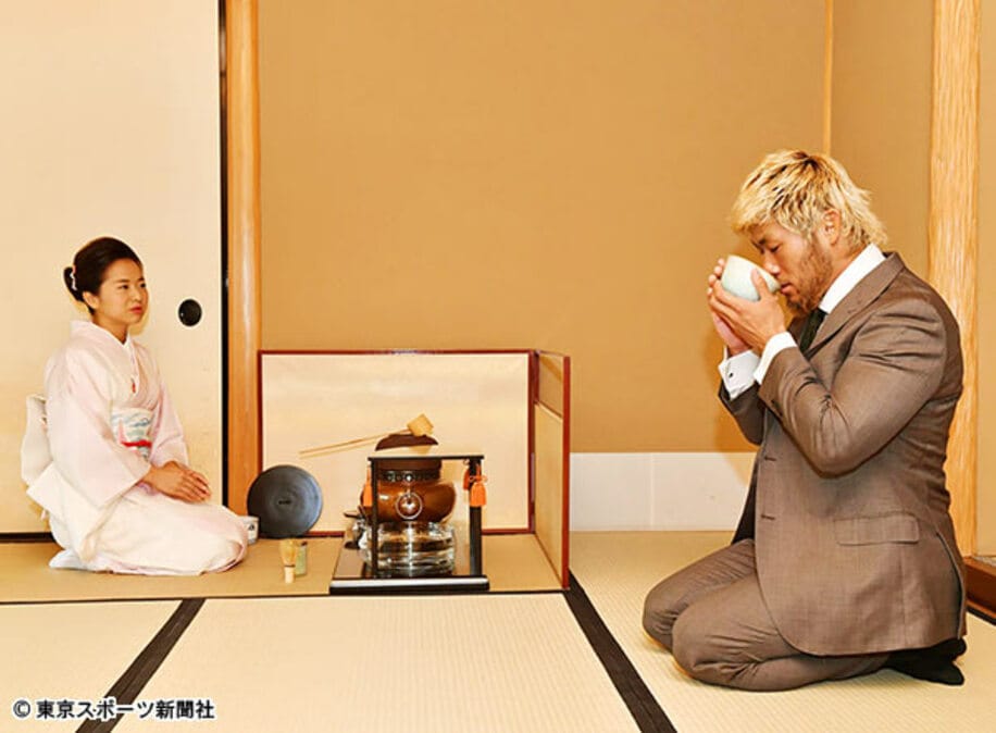  宗翔さん（左）から茶道の所作を学ぶＳＡＮＡＤＡ