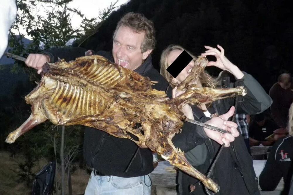 肉にかぶりつくロバート・ケネディ・ジュニア氏（X@RobertKennedyJrから）