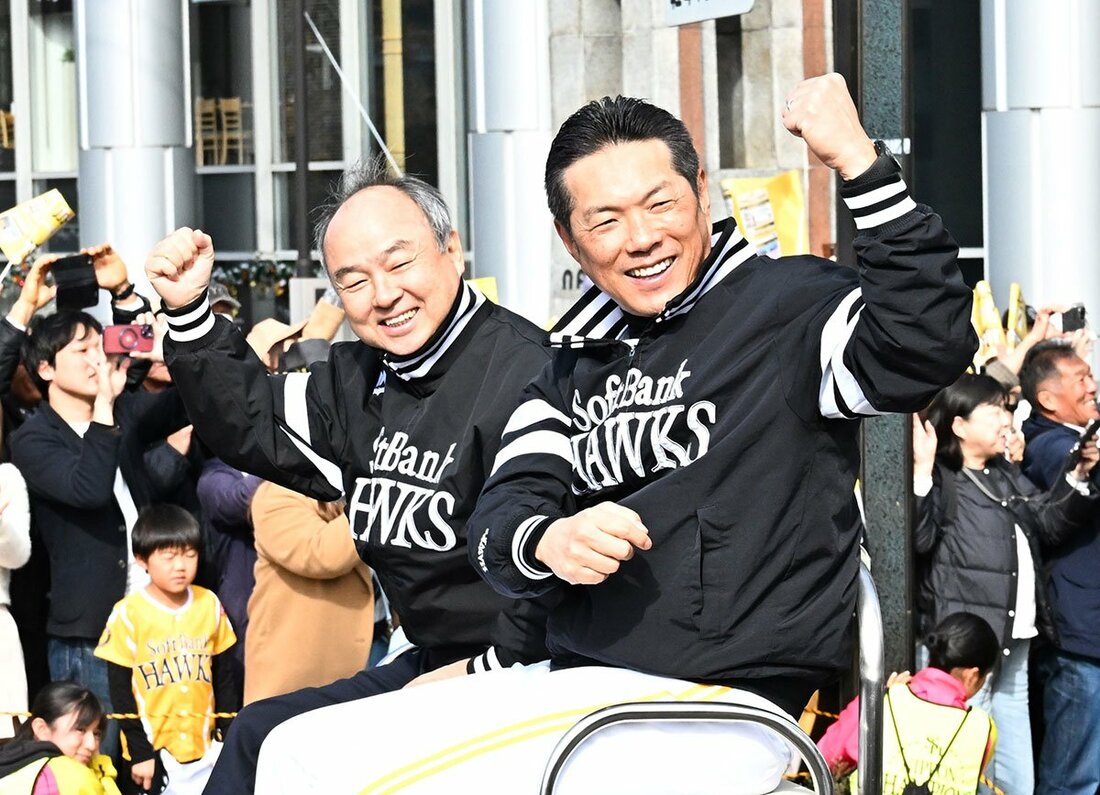 パレードへの声援にガッツポーズで応えるソフトバンク・孫オーナー(左)と小久保監督