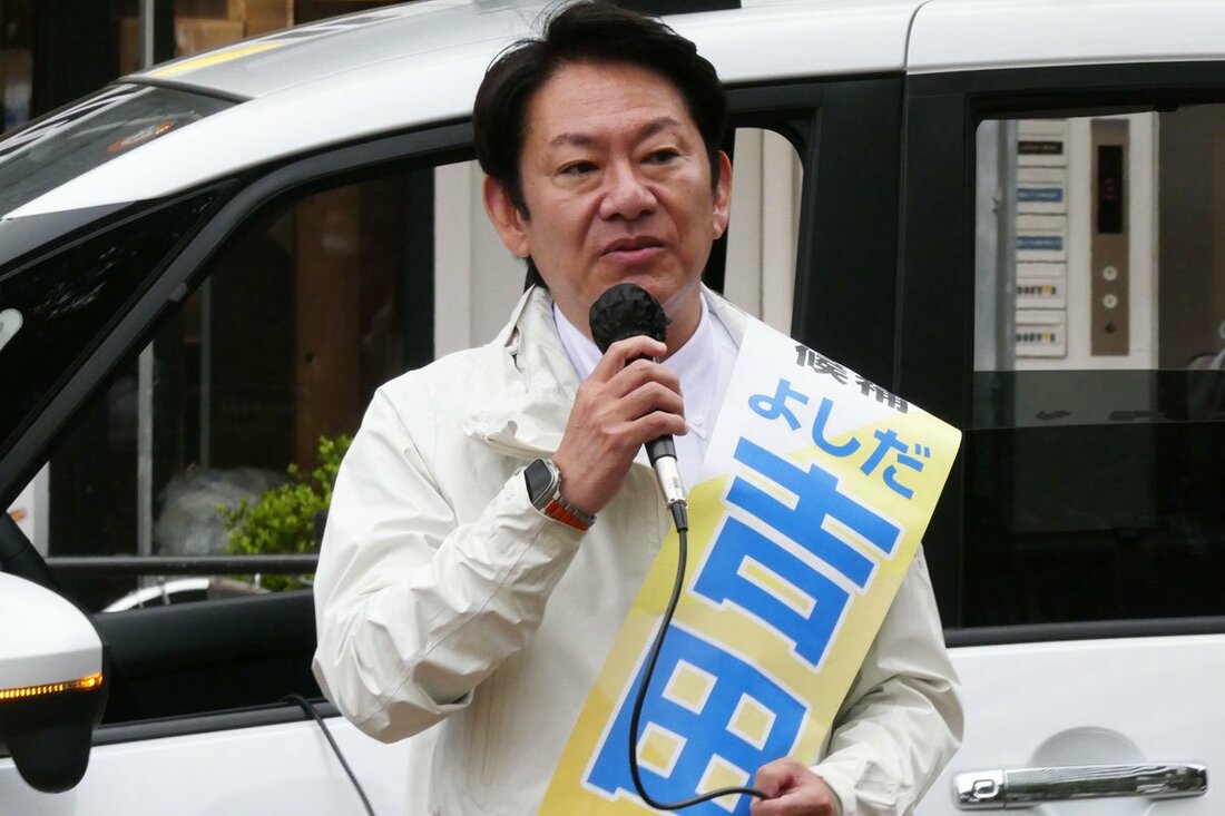 演説を行う吉田健一候補