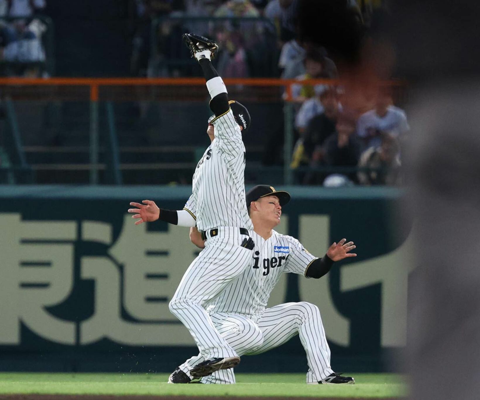 木浪と衝突し顔をゆがめる前川