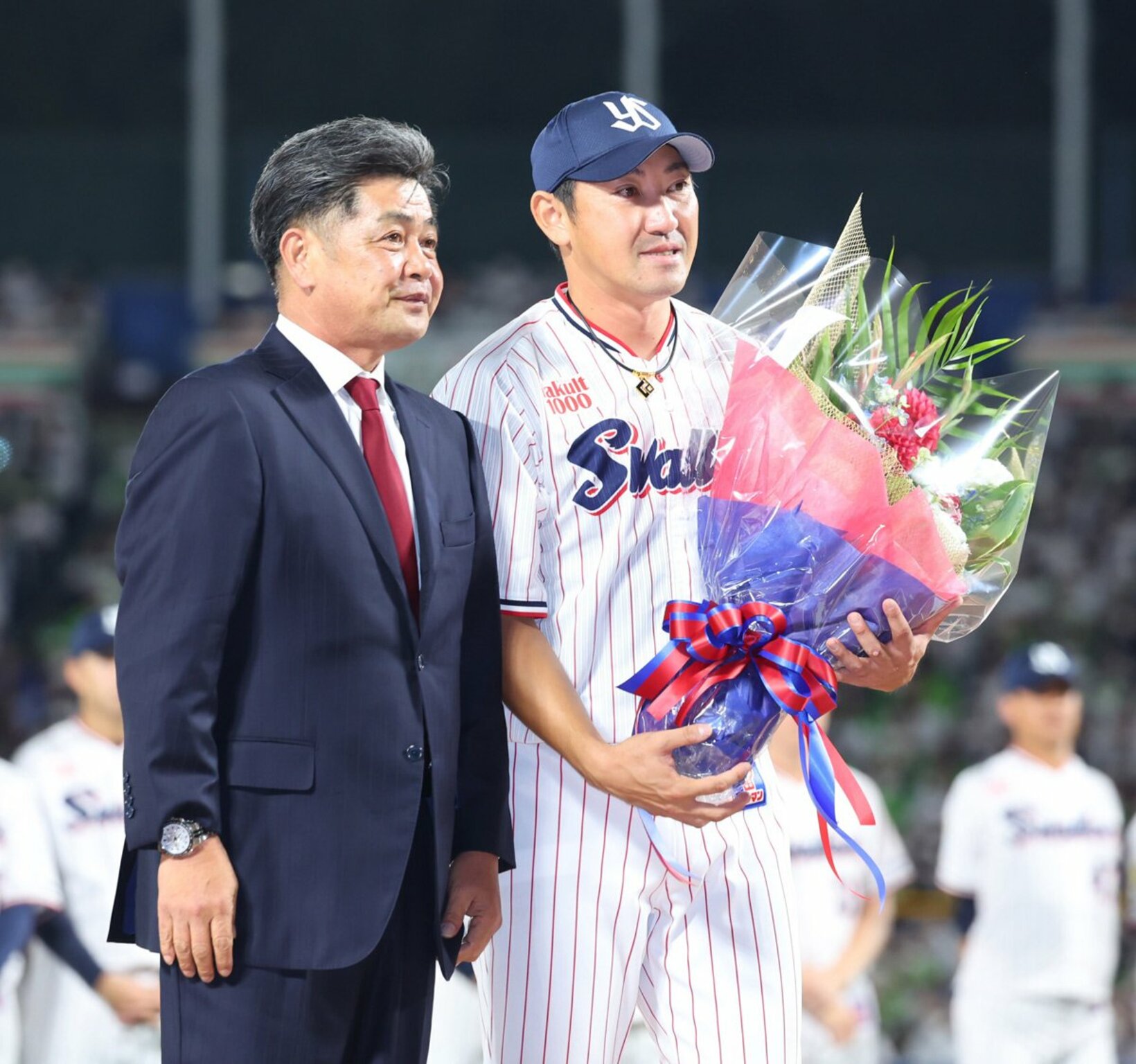 工藤公康氏(左)から花束を受け取ったヤクルト・内川