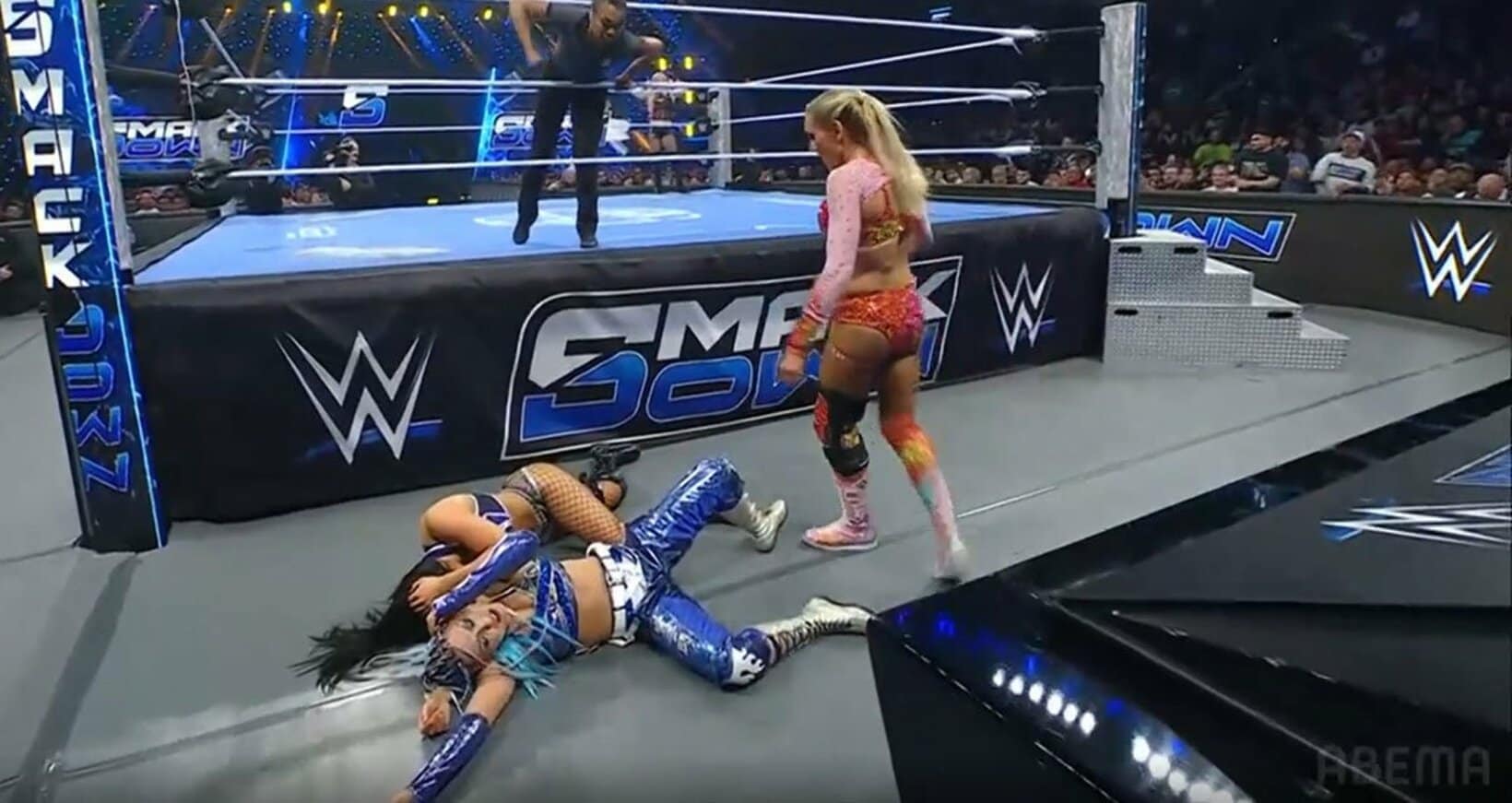 シャーロット(右)の場外ダイブで、ダウンするジュリアとキアナ・ジェームズ（©AbemaTV, Inc.）