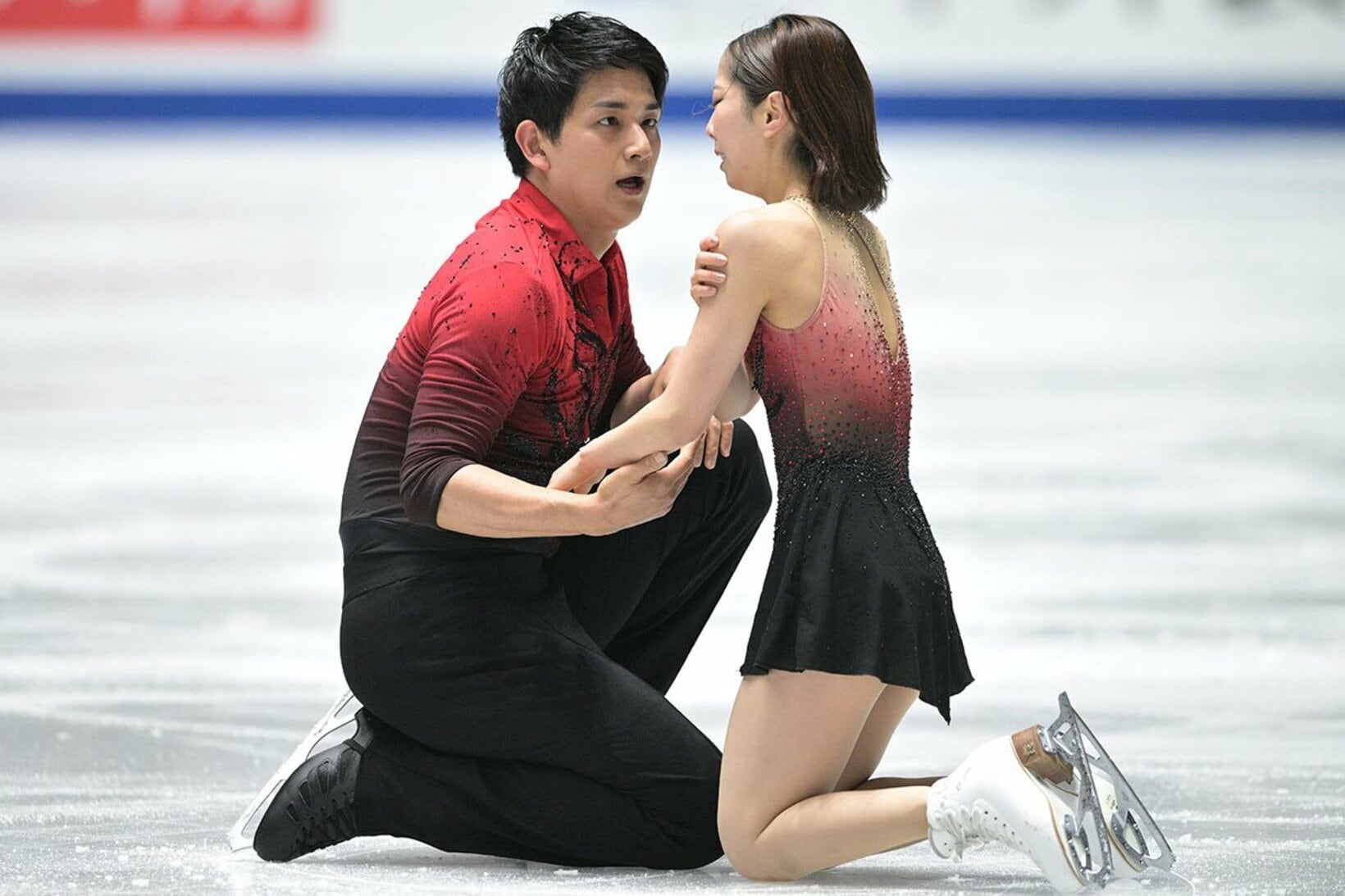 三浦璃来(右)の脱臼した左肩を気遣う木原龍一