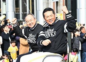 パレードへの声援にガッツポーズで応えるソフトバンク・孫オーナー(左)と小久保監督