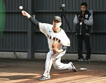 初日からブルペンで投げ込んだ巨人・田中将大