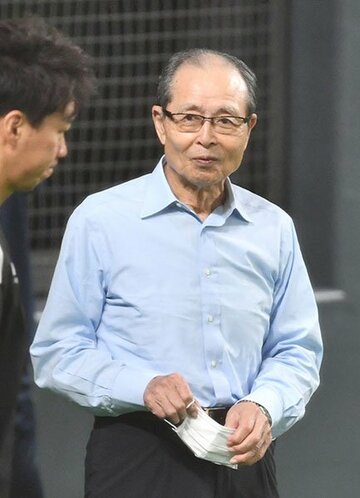  鷹ナインの動きを見守る王会長