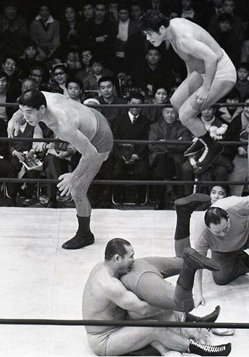  オースチンさんを回転エビ固めに決めた吉村さん（下）の援護にリングインする馬場さん（左）と猪木