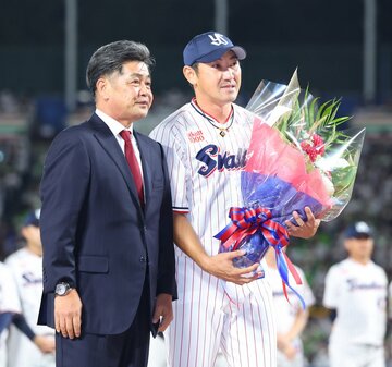 工藤公康氏(左)から花束を受け取ったヤクルト・内川