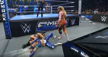 シャーロット(右)の場外ダイブで、ダウンするジュリアとキアナ・ジェームズ（©AbemaTV, Inc.）