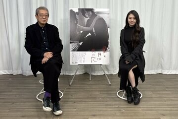 インタビューに応じた荒井晴彦監督(左)と咲那