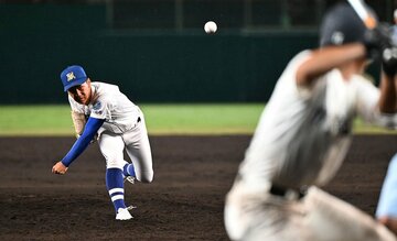 ７回１失点の力投を見せた明豊・寺本悠真(左)