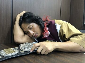  ジュニアのベルトを見つめるヒロムの悩みは深い