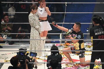 川村那月(左)に公開プロポーズをする堀口恭司