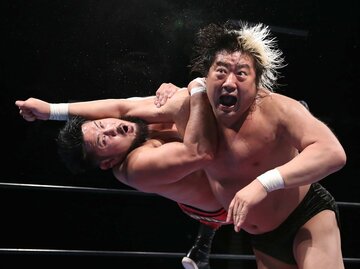  芦野(左)にラリアートを浴びせる諏訪魔