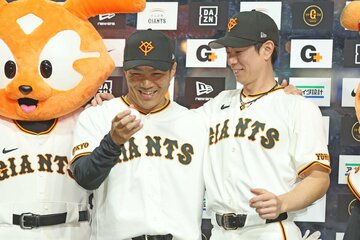 ウイニングボールを見つめる巨人・則本昂大。右は松本剛