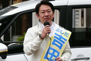 演説を行う吉田健一候補