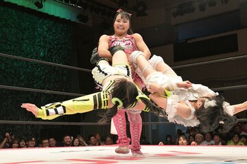 鈴芽(左)と瑞希(右)をまとめてジャイアントスイングでブン回す渡辺未詩