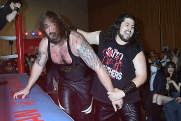 タロース（左）を攻める斉藤レイ