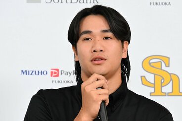 支配下登録が決まり会見する張峻瑋