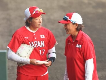 宇津木麗華監督（右）と上野由岐子