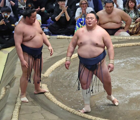 朝白龍(左)を下し、安堵の表情の玉鷲