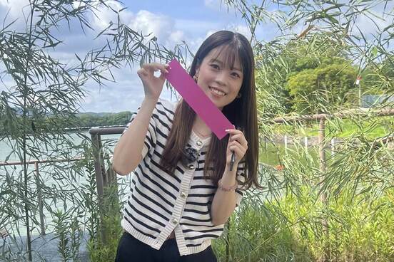 短冊に願いを込めた牧原真由さん