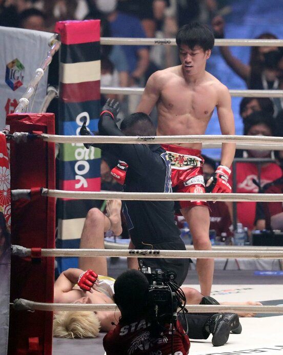  レフェリーストップで勝利を収めた朝倉海(上)