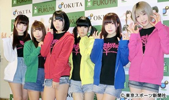 左から桜野羽咲、水城夢子、双葉苗、星野にぁ、雨宮伊織、胡桃沢まひる