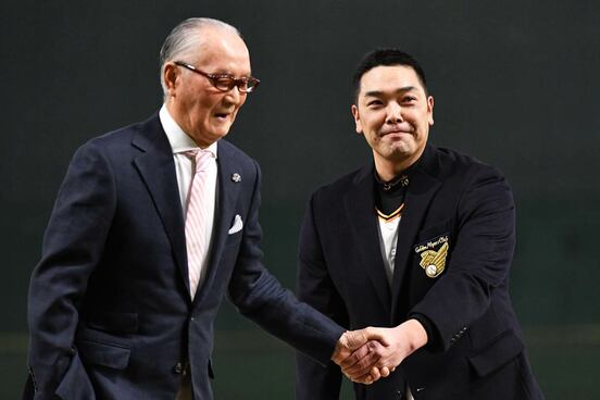 名球会入りを祝福した長嶋茂雄さん（左）と阿部監督（２０１７年）
