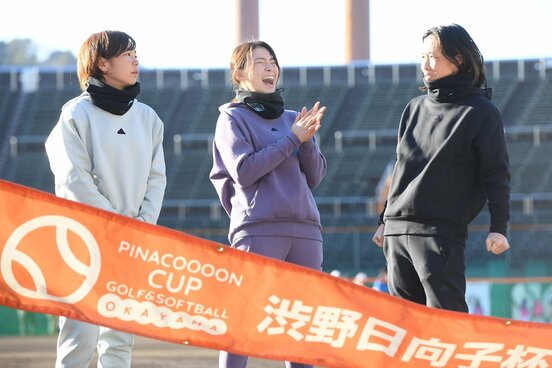 ソフトボール大会を主催した渋野日向子（中）。左は原田のどか、右は山田恵里