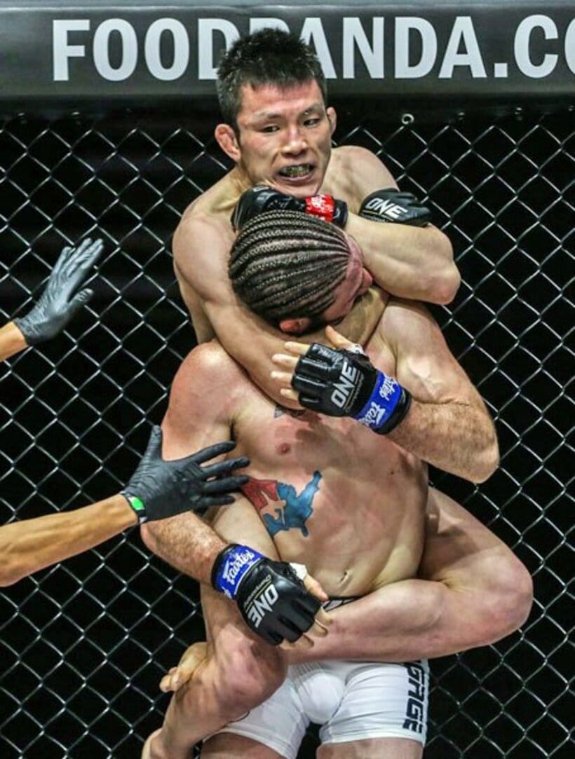  ジェームズ・ナカシマ（手前）を背後から捕らえた青木真也-（(C)-ONE-Championship）