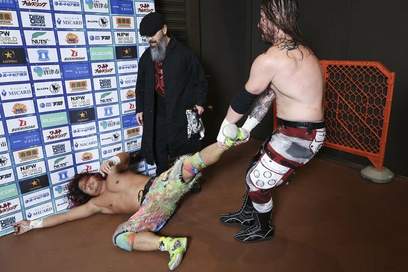 デビッド・フィンレーに引きずられながら控室へ消えた高橋ヒロム