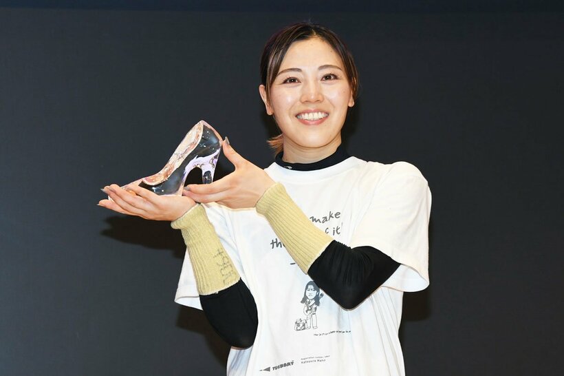 優勝者に贈られる「ガラスの靴」を手に、笑顔の中田夕貴