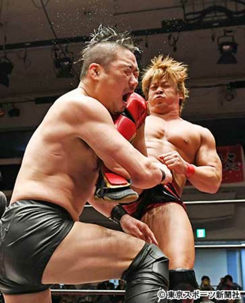  佐藤耕平（左）を撃破し防衛に成功した小幡優作