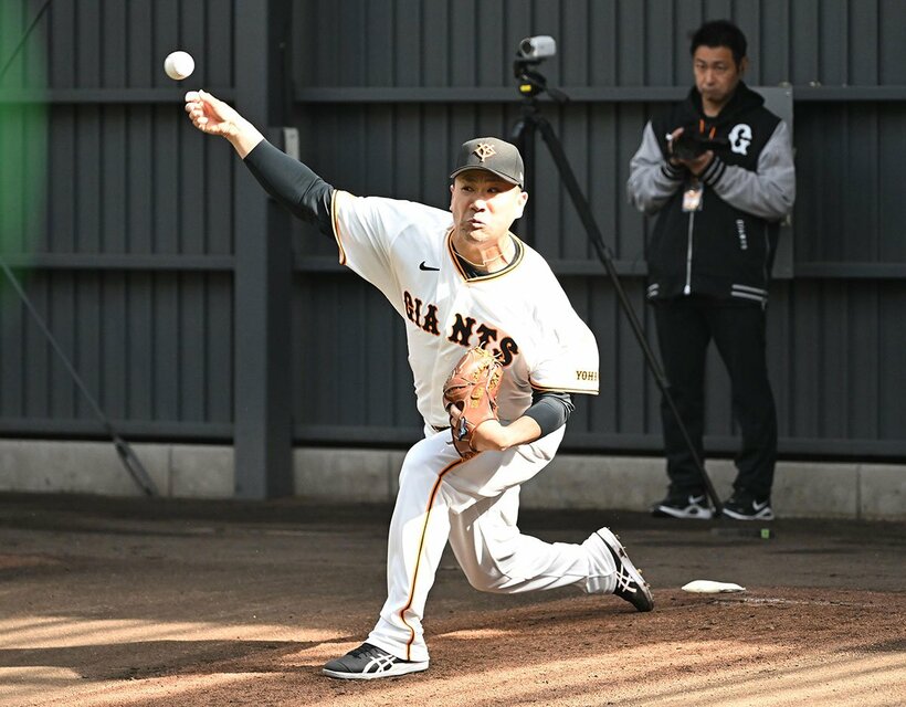 初日からブルペンで投げ込んだ巨人・田中将大