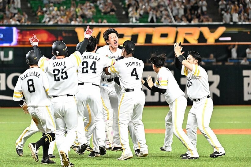 サヨナラ打の柳田悠岐（中央）を祝福する鷹ナイン