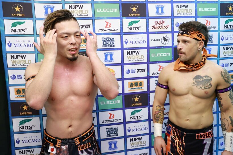 開幕４連勝の藤田晃生（左）とロビー・イーグルス