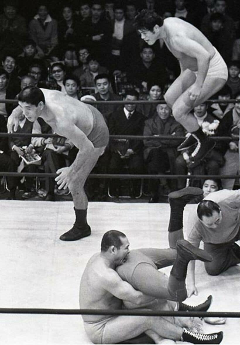  オースチンさんを回転エビ固めに決めた吉村さん（下）の援護にリングインする馬場さん（左）と猪木