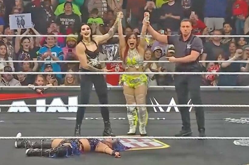 カイリ・セイン(下)を破り、リア・リプリー(左)に祝福されるイヨ・スカイ（©AbemaTV, Inc.）