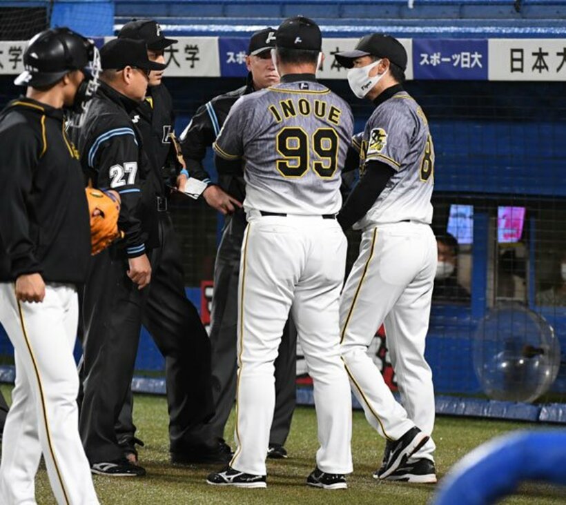  ８回のイニング間に審判団と厳しい表情で話をする阪神・矢野監督（右）