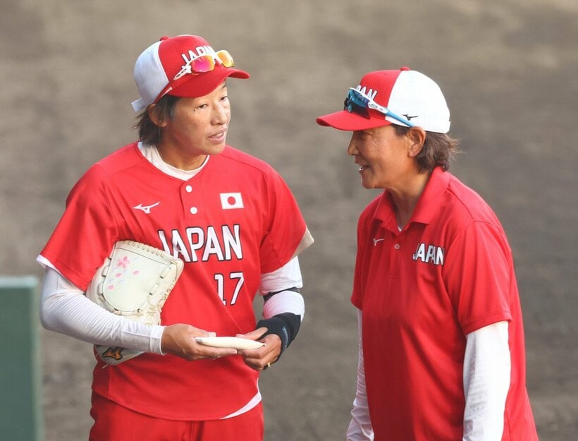 宇津木麗華監督（右）と上野由岐子