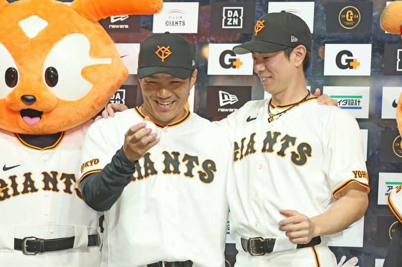 ウイニングボールを見つめる巨人・則本昂大。右は松本剛