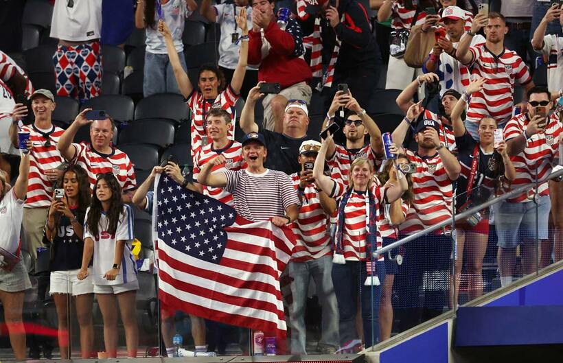 パラグアイ戦の勝利を喜ぶアメリカのファン（ロイター）