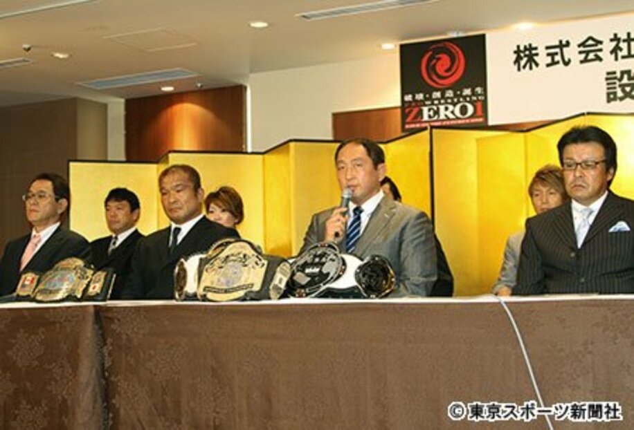 新体制に移行することを発表する（前列左）からファースト・オン・ステージの中村代表、田中、大谷、ドリームオンステージ代表取締役社長兼ＣＥＯの大野氏