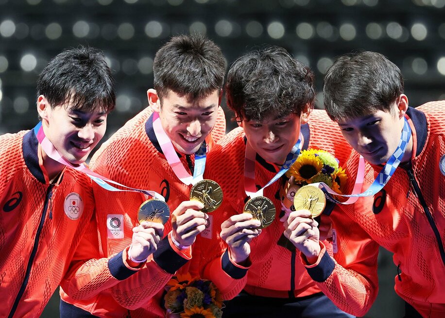  男子エペ団体で日本フェンシング界初の金メダルを獲得した（左から）加納虹輝、見延和靖、宇山賢、山田優の日本チーム