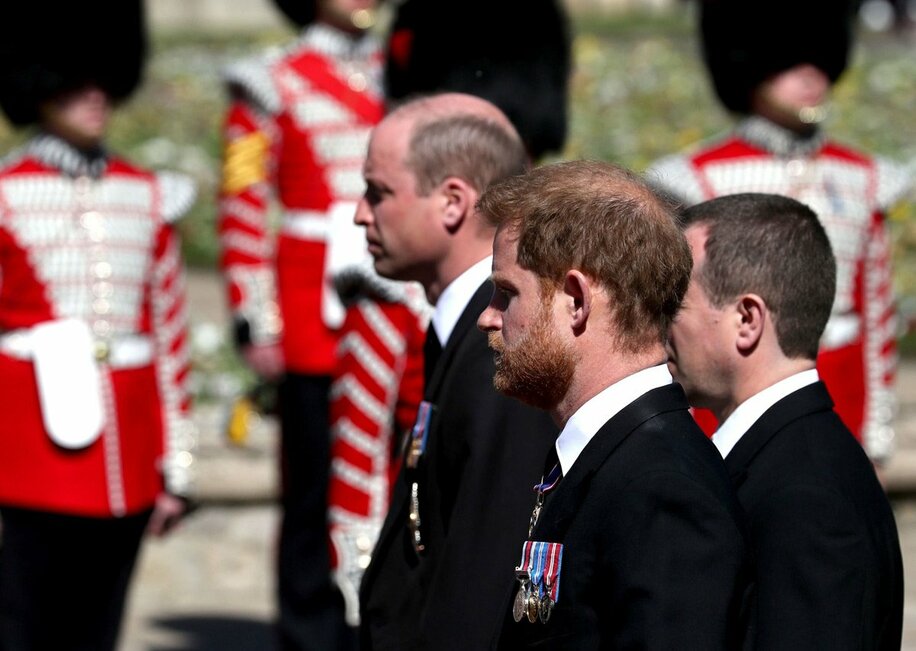  フィリップ殿下の葬儀に参列したウィリアム王子（左）とヘンリー王子（ロイター）