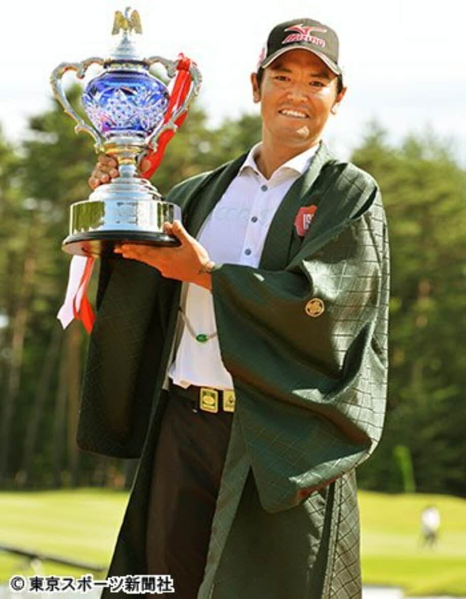 武藤は「グリーン羽織」を着て優勝を喜んだ